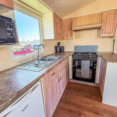 Superb Caravan At Seawick Holiday Park, Sleeps 8 Ref 27202Sw Clacton-on-Sea Kültér fotó
