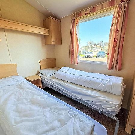 Superb Caravan At Seawick Holiday Park, Sleeps 8 Ref 27202Sw Clacton-on-Sea Kültér fotó